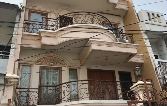 Rumah klasik 3.5 Lantai 4+1 KT 2 KM