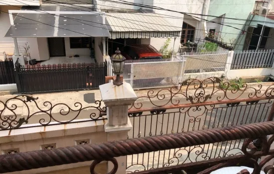 Rumah klasik 3.5 Lantai 4+1 KT 2 KM