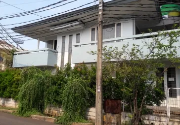 Rumah 2 lantai 3 kt 2 km 1 kp  bangunan sendiri