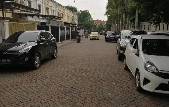TAMAN SURYA V , lt 72m2 ( 4 x 18 ) dkt sekolahan