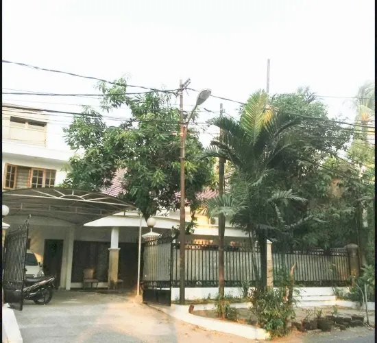 Rumah dgn halaman luas