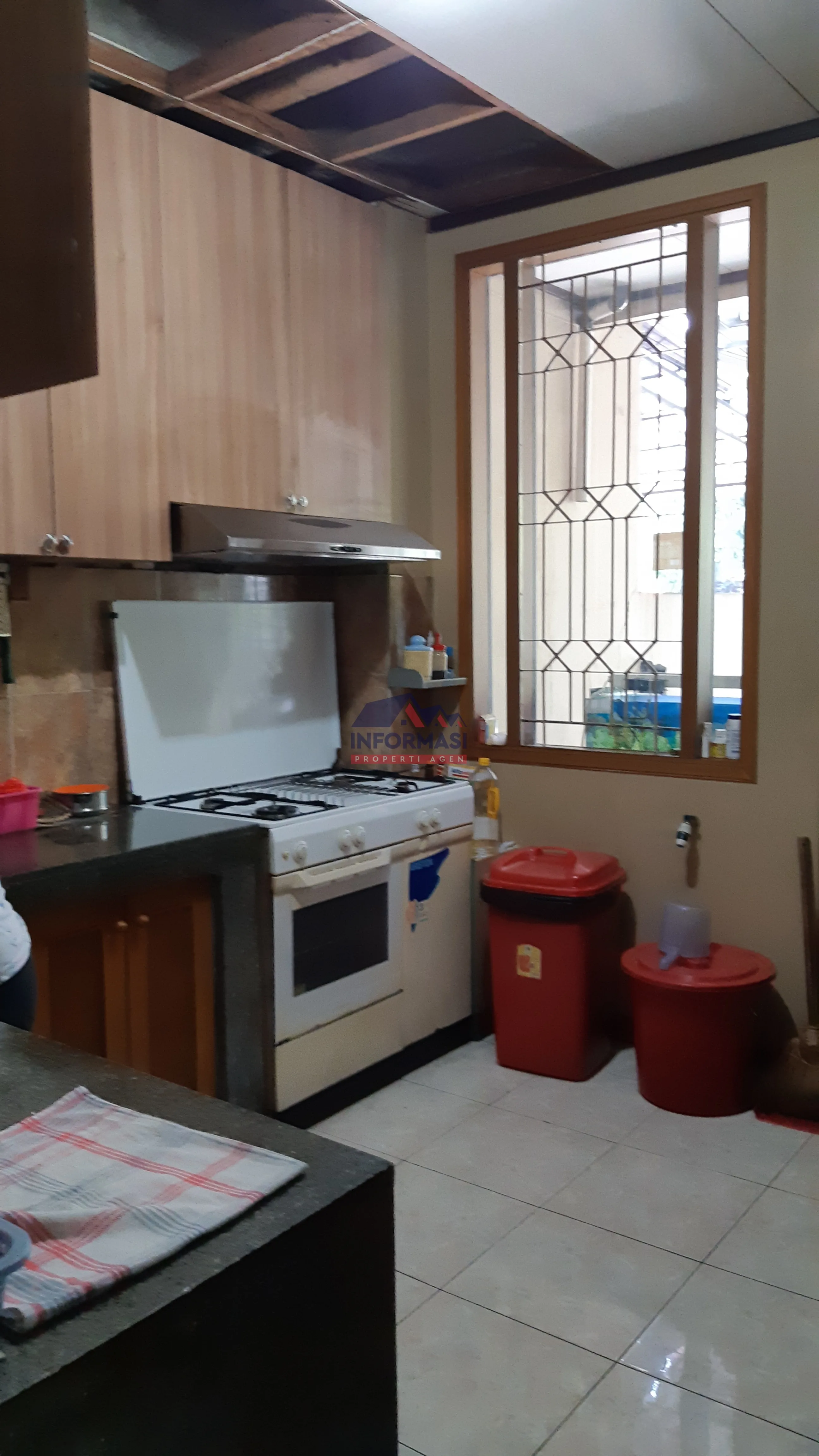 Rumah dua lantai cocok untuk keluarga bahagia.Asri dan sanga