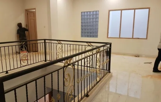 Rumah 2 Lantai Kebun Jeruk- Siap Huni