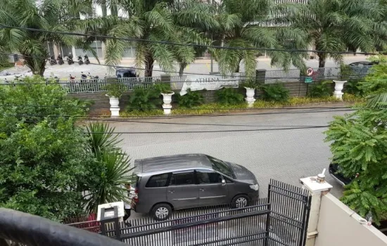 Rumah 2 Lantai Kebun Jeruk- Siap Huni