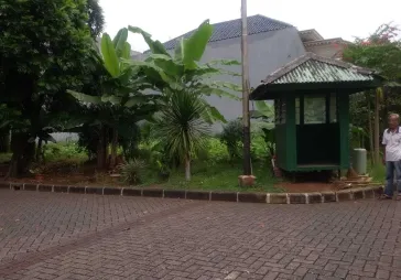 Tanah LT 440 m2  ĺķ  20 × 22  hadap utara barat MKJ