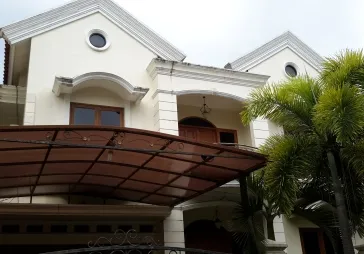 Rumah 2lt mewah ada kolam renang mega kuningan