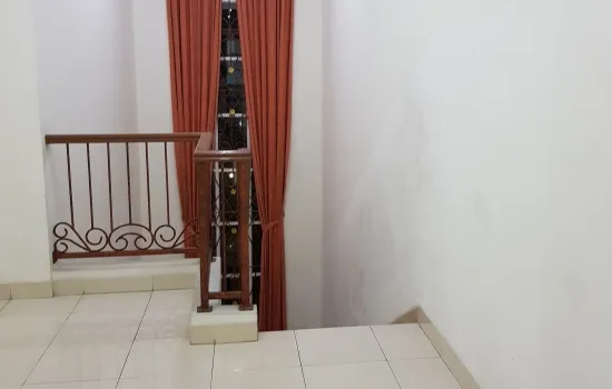 Rumah dalam cluster Permata Mediterania 2 Lt 3 KT