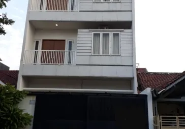 Rumah minimalis 3 Lt 4KT 3 kM siap huni semi furnish