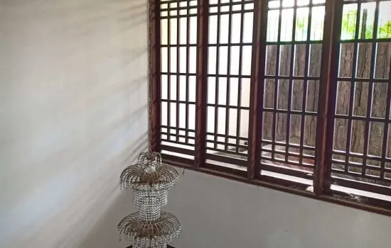 rumah hook ,lokasi tenang, semi furnish