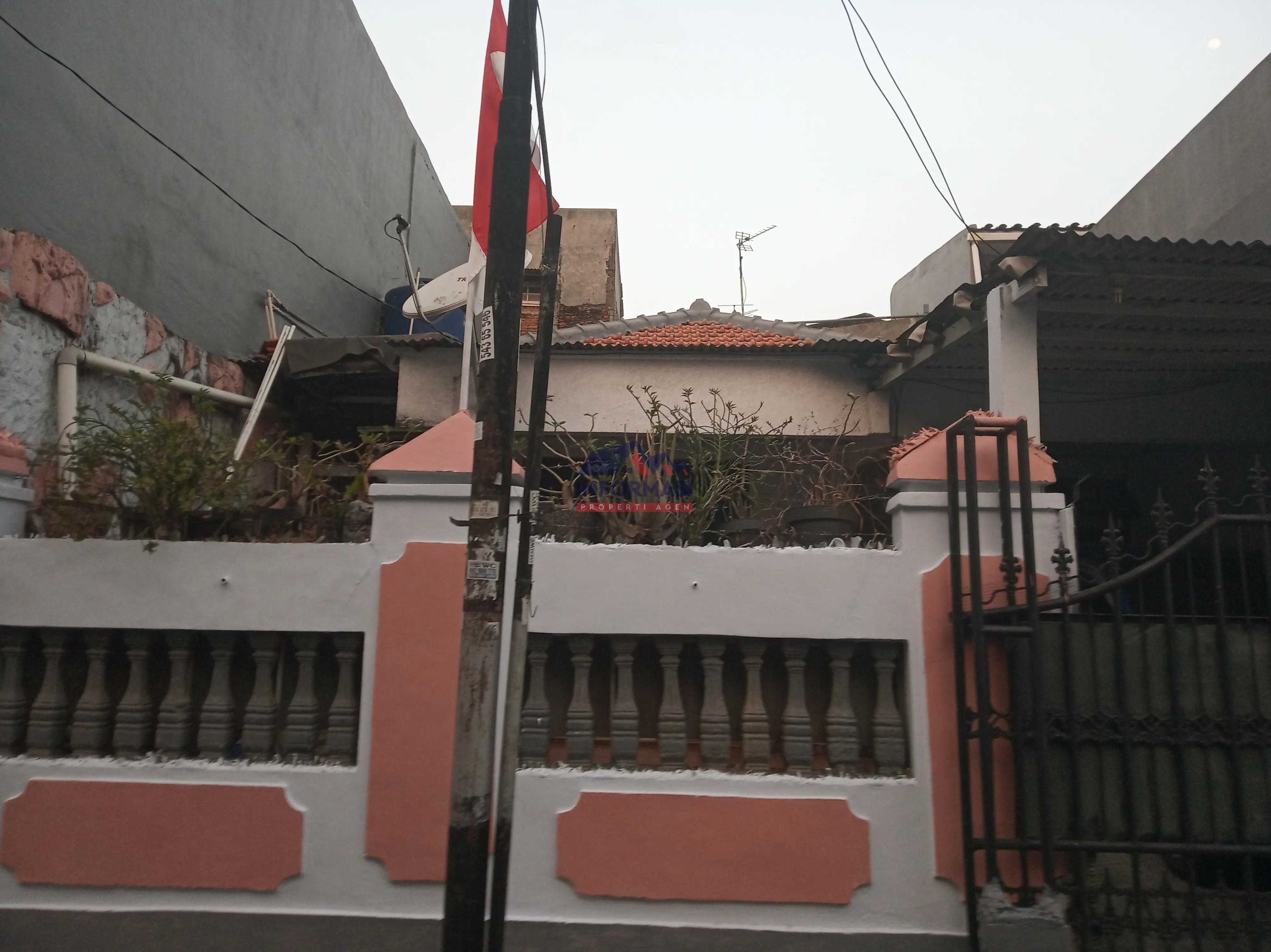 Rumah jakarta barat 8*15  selantai 3 kt  2 kmd..barat