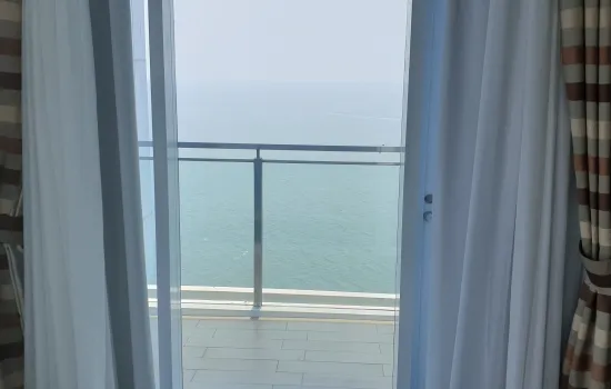 Condominium baru bagus 2KT 2KM semi furnished,view laut