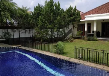 Rumah 1 lantai ada kolam renang