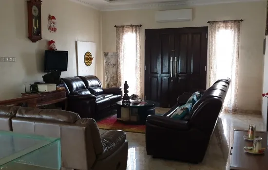 Rumah bagus luas 200/3 lantai hdp timur