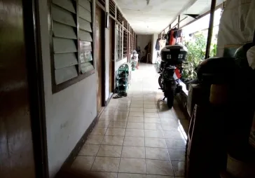 Kost Tawakal sedang berjalan. Belakang univ Trisakti