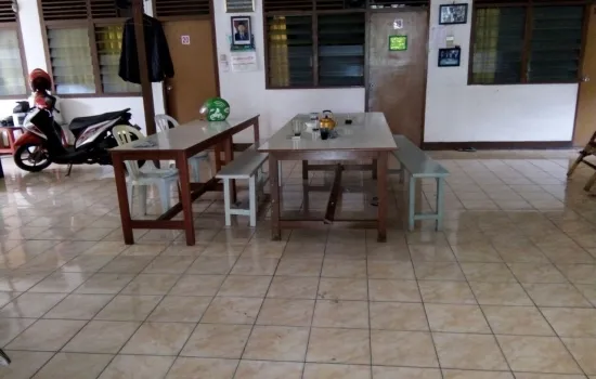 Kost Tawakal sedang berjalan. Belakang univ Trisakti