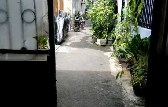 Kost Tawakal sedang berjalan. Belakang univ Trisakti