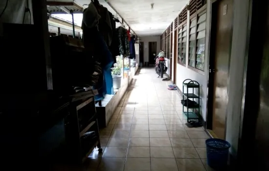 Kost Tawakal sedang berjalan. Belakang univ Trisakti