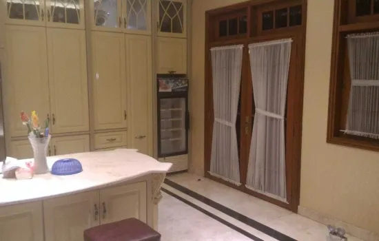 Mewah luas 1700 6 kamar tidur