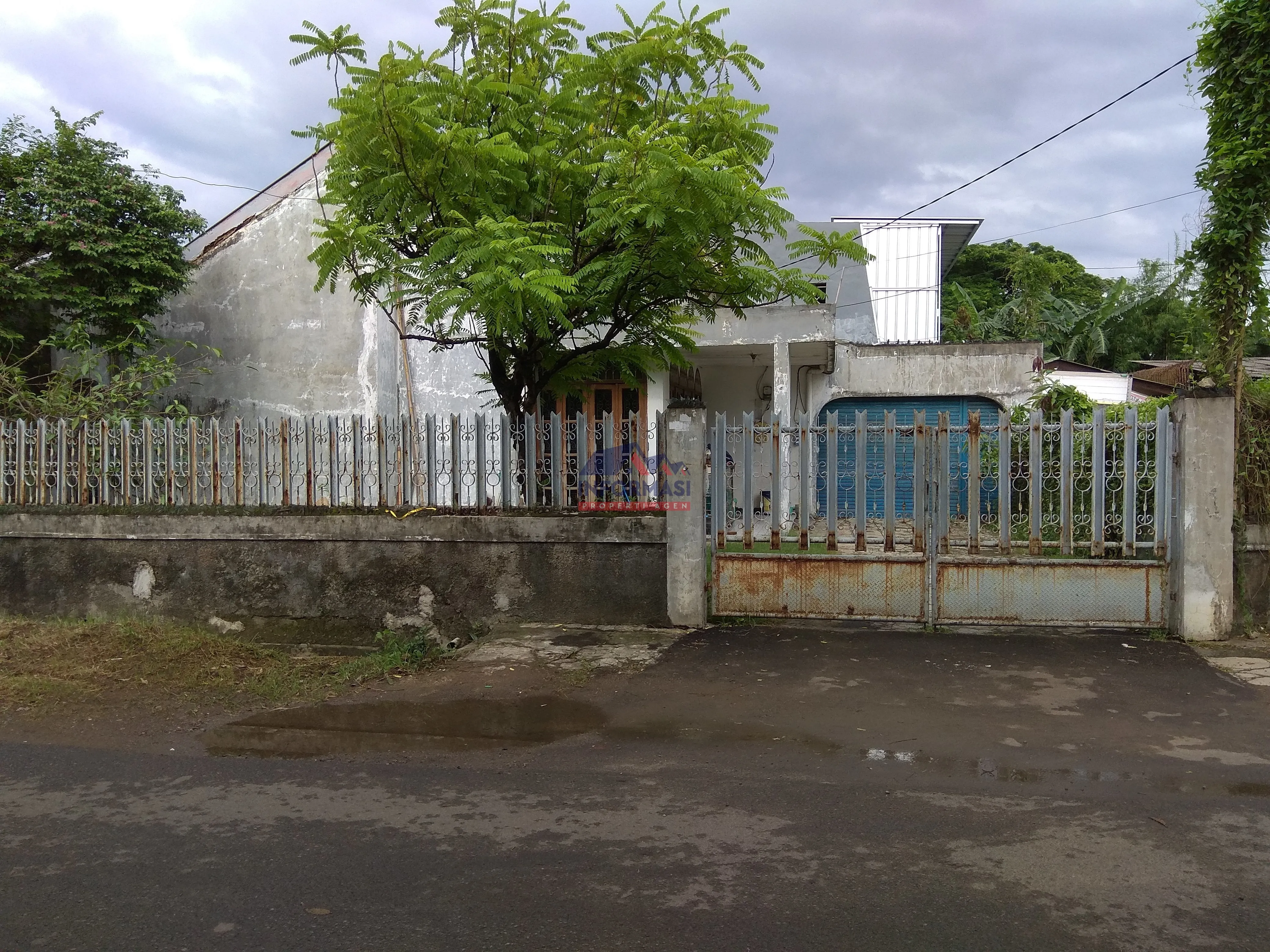 Rumah Strategis pinggir jalan besar, Lt. 300 , kmr 3 kmd 2
