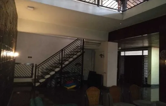 Rumah 2 lantai luas 1.224 m2- lokasi oke