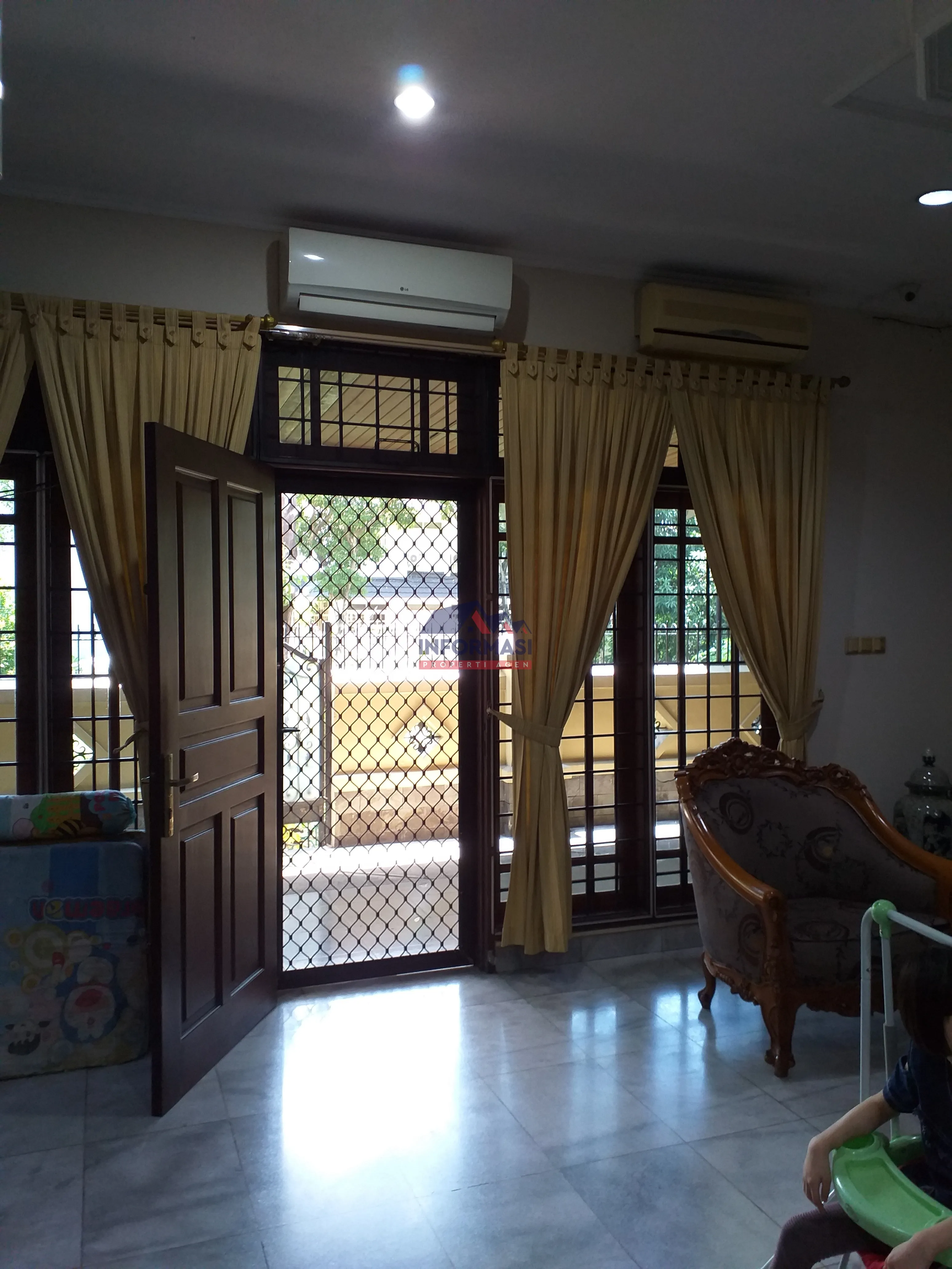 Rumah 2 Lt , 4 Kt, 3 Km ,sebelah taman