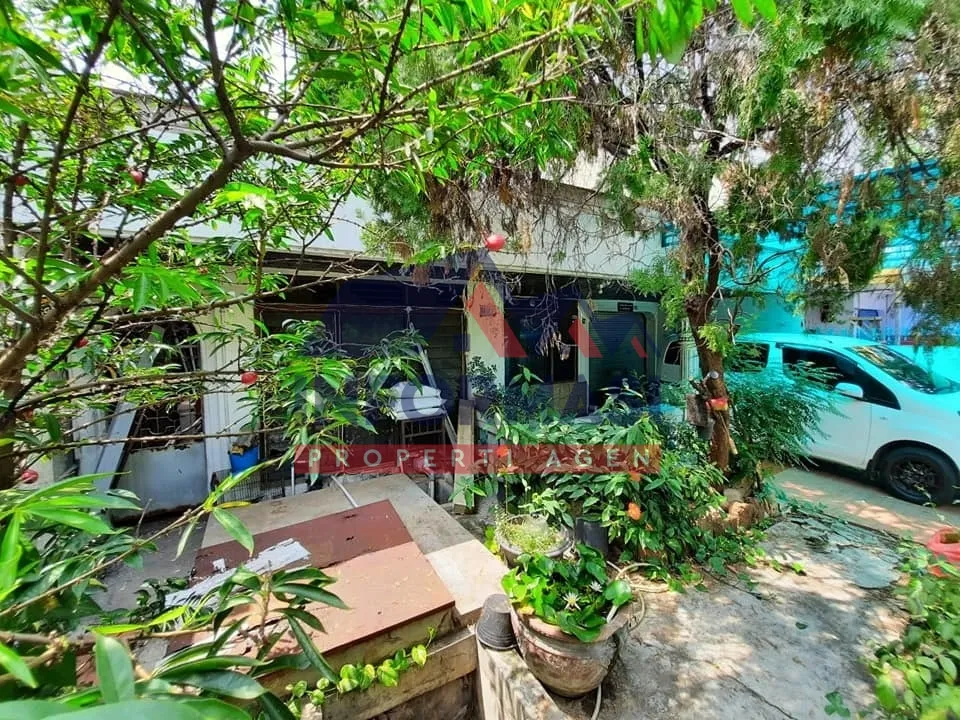 RUMAH TUA HITUNG TANAH JL DWIWARNA RAYA LT 300m2