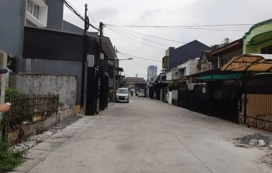 Rumah tua lokasi prospek bagus Dekat jalan raya