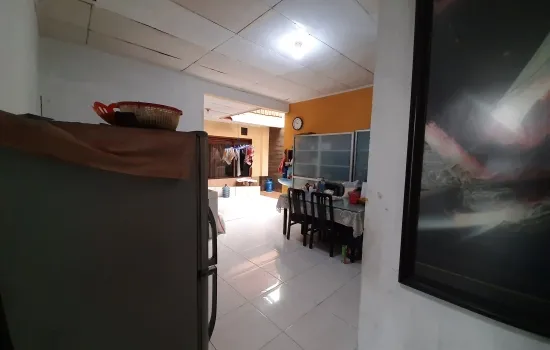 Rumah + 3 Kios di depan di daerah strategis Jl. Panjang