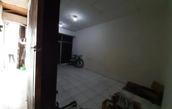 Rumah + 3 Kios di depan di daerah strategis Jl. Panjang