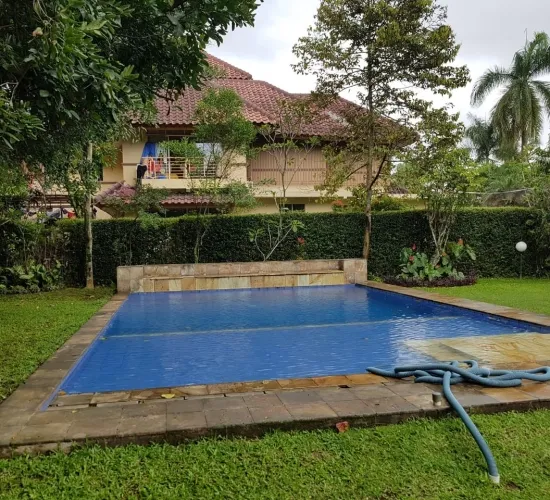 Villa Mewah Rancamaya dengan kolam renang