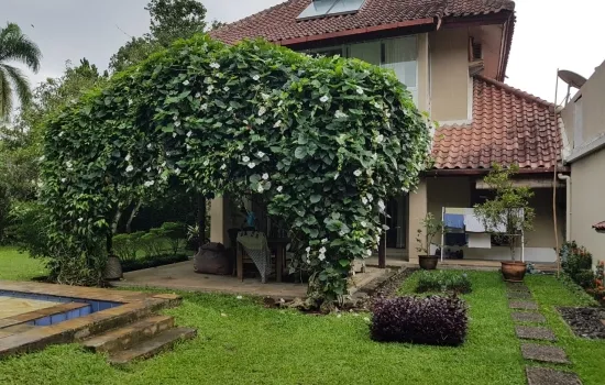 Villa Mewah Rancamaya dengan kolam renang