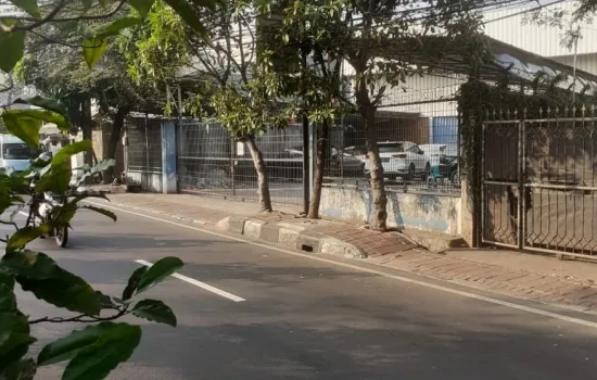 Dijual tanah berikut bangunan ex bengkel.