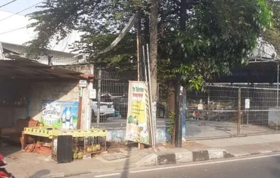 Dijual tanah berikut bangunan ex bengkel.