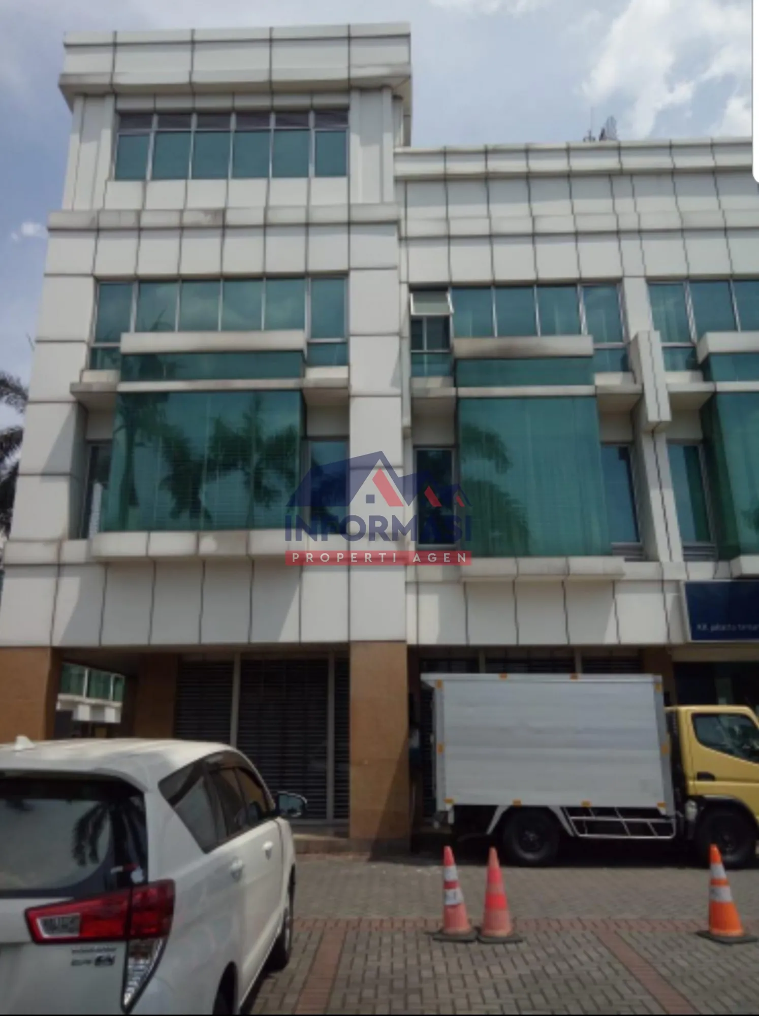 2 Ruko Gandeng Taman Aries Hadap Jalan Tol