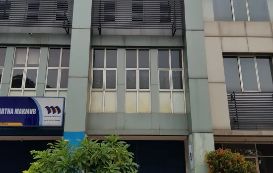 Jalur sutera timur hadap jalan raya sebelah Holland Bakery