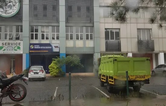 Jalur sutera timur hadap jalan raya sebelah Holland Bakery