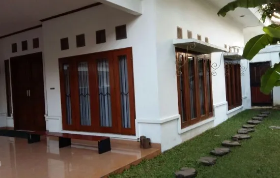 Rumah mewah dengan kolam renang, Cinere