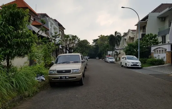 Jarang ada rumah cantik 2 lantai siap huni hadap selatan