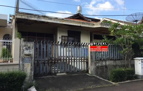 Rumah tua luas  360 m2  bebas banjir lokasi tenang dan aman