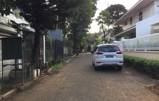 Rumah tua luas  360 m2  bebas banjir lokasi tenang dan aman