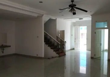 Rumah 2 lantai Puri Kencana