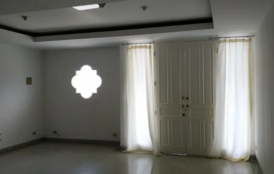 Rumah 2 lantai Puri Kencana