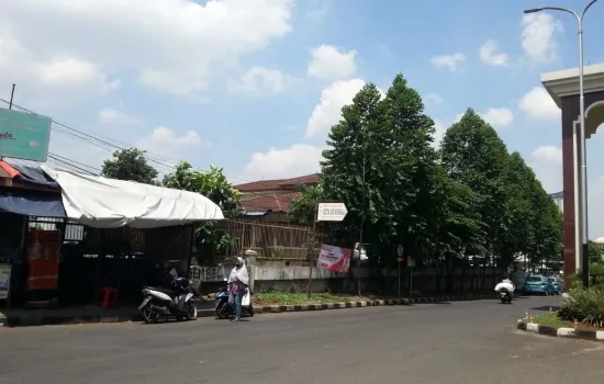 Ciledug Jl Raden Saleh depan Metro Permata