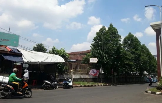 Ciledug Jl Raden Saleh depan Metro Permata