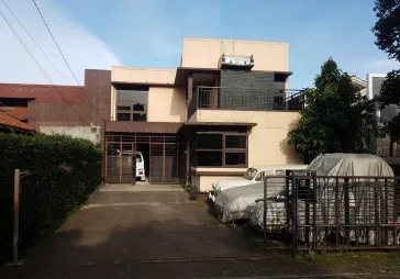 rumah cukup luas di ciputat jl kampung utan / wr supratman