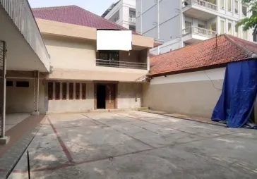 Rumah lokasi strategis jalan raya lt.594 lb 924 2 lantai