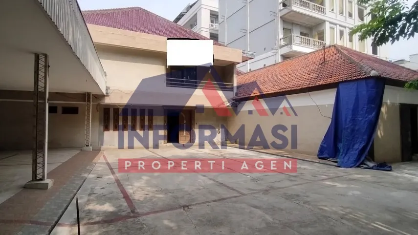 Rumah lokasi strategis jalan raya lt.594 lb 924 2 lantai