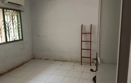 Rumah area Jelambar 2 lantai perlu renov