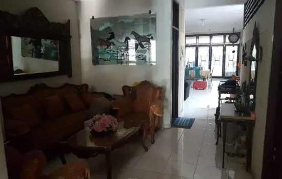 rumah cukup luas di ciputat jl kampung utan / wr supratman