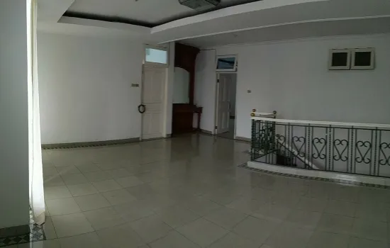Rumah 2 lantai Puri Kencana